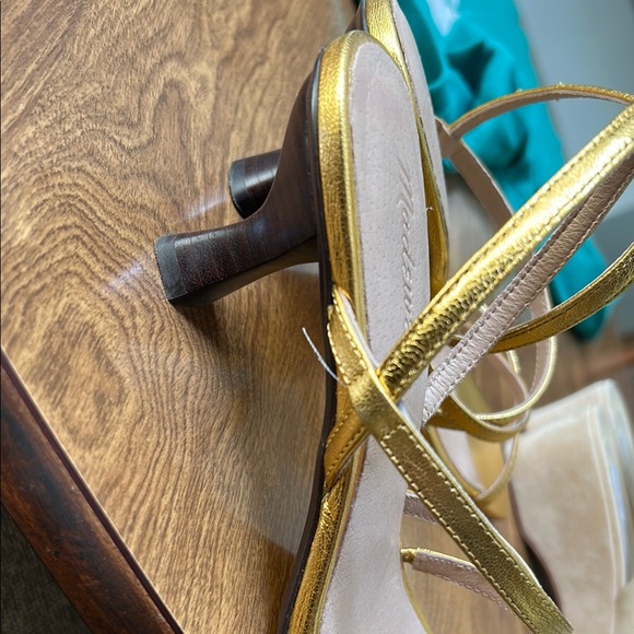 Madewell Gold Strappy Sandals Elegant Design - Picture 5 of 5